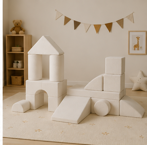 Modules du canapé Aria assemblés en forme de maison dans une chambre d'enfant