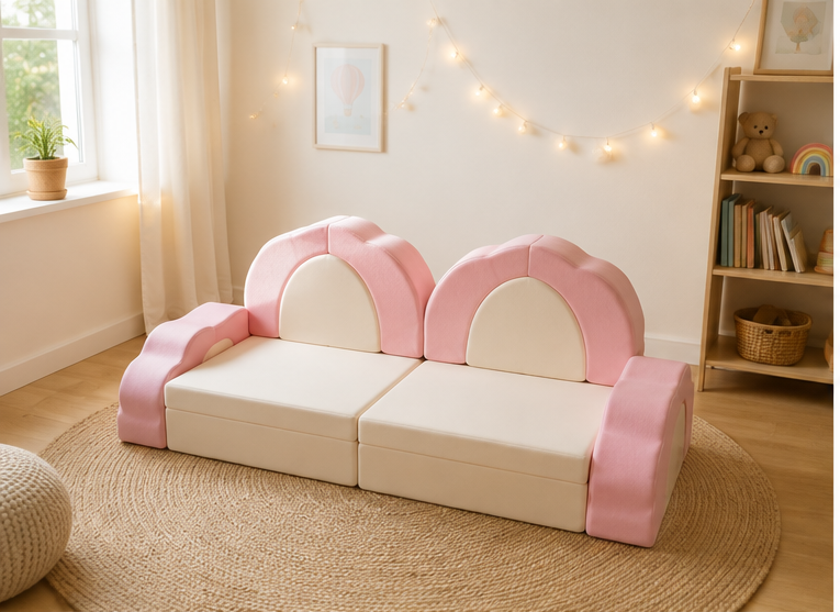 Canapé modulable enfant Kalia rose et écru en mousse, dans une chambre lumineuse au style scandinave