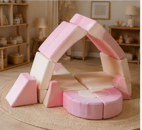 Canapé modulable Kalia transformé en cabane pour enfant avec ses modules en mousse rose et écru